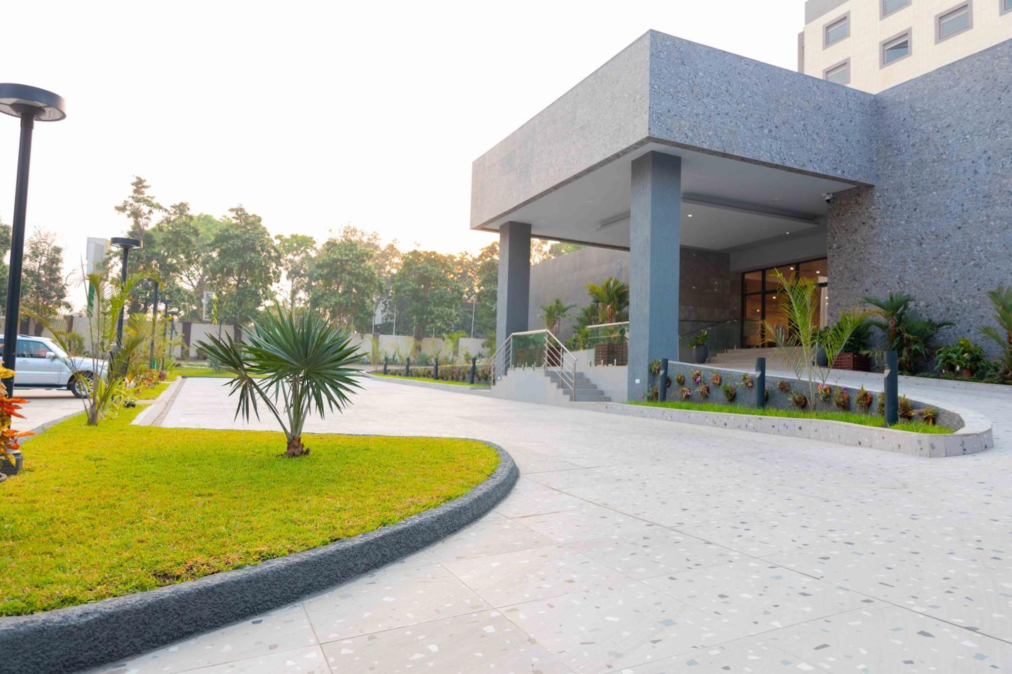 Palms By Eagles Airport City, Formerly Holiday Inn Akkra Exterior foto