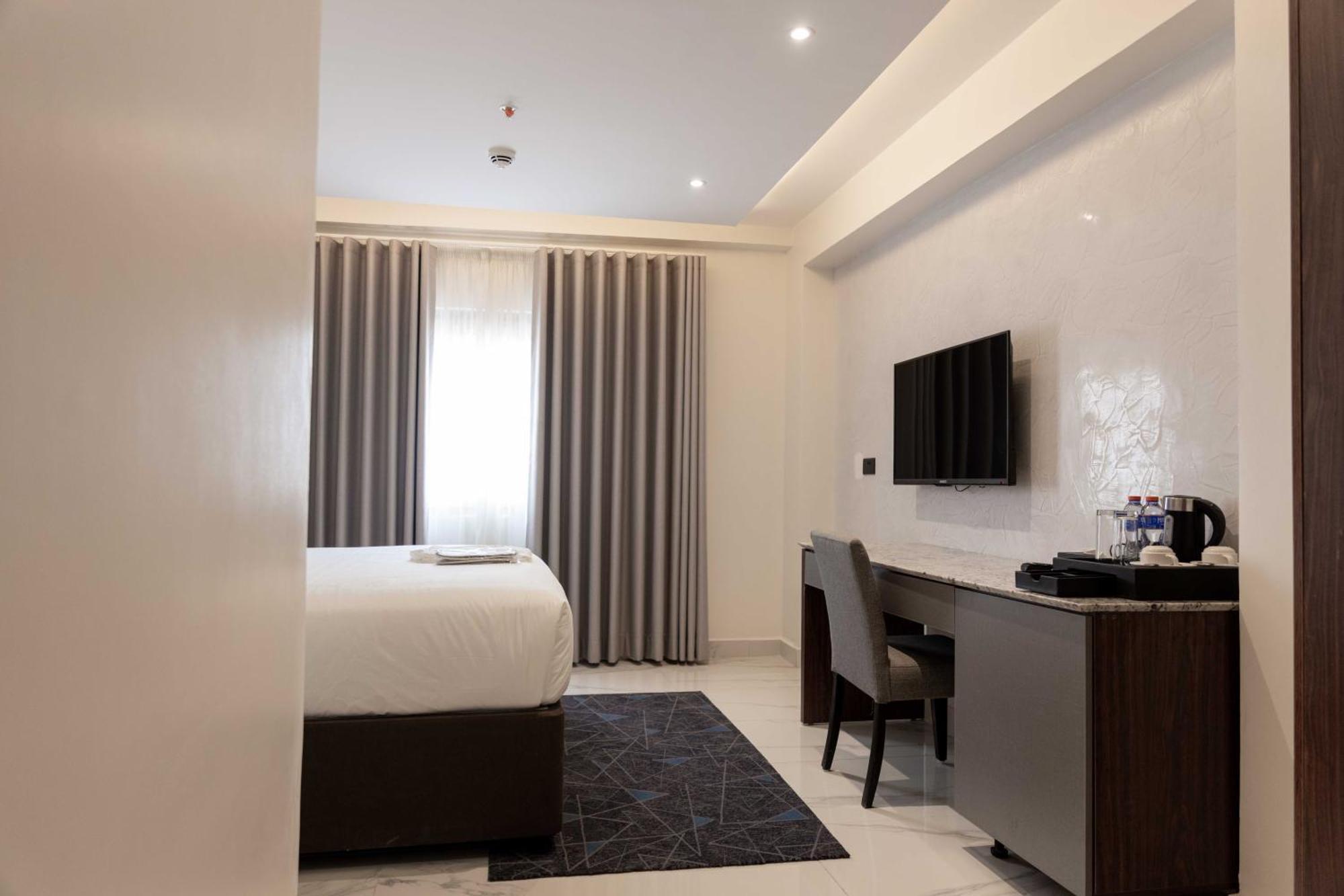 Palms By Eagles Airport City, Formerly Holiday Inn Akkra Exterior foto