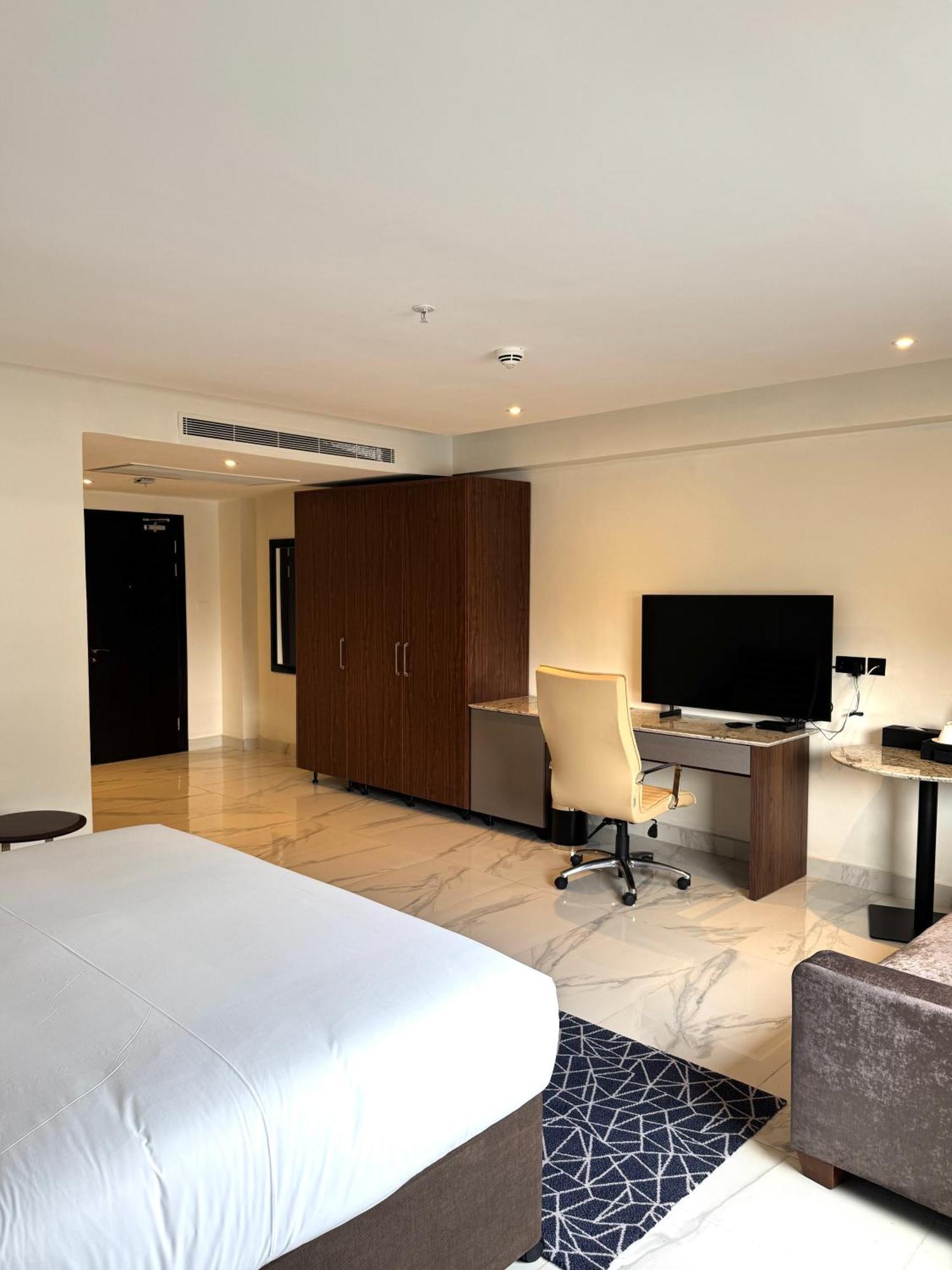Palms By Eagles Airport City, Formerly Holiday Inn Akkra Exterior foto